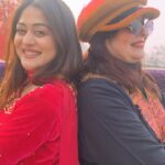 Falaq Naaz Instagram - dunia ki to parwah na kar muskuraate hue din bitana #reelsinstagram #momdaughterlove#travelblogger #travelling #srinagar #beautifuldestinations #familybonding #explorepage #foryoupage #love #kehekshan18