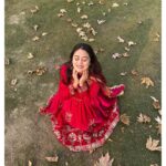 Falaq Naaz Instagram - 🍁🍁🍁🍁 . . . Wearing-: @fammy_couture_store_ . . . #kashmir #chañar #falaqnaaz #srinagar #autumnvibes Chasme Shahi Garden Srinagar
