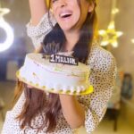 Falaq Naaz Instagram – WE ARE 1M STRONNNGGGGGGGG❤️❤️❤️❤️❤️❤️❤️ LOVE YOU MY INSTAGRAM FAMILY 🧡❤️🤗😘💕💙💫
JUGNI IS TRULY GRATEFUL AND HAPPY 😘💫🎉✨🤪😍😇
#1million #1m #happiness #gratitude