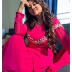 Falaq Naaz Instagram - 🌹❤️💕💫 . . . Outfit-: @pehnavathefashionstudio . . . #instapost #pic #picoftheday #ootd #collaboration #eidspecial #eidoutfit #rosepink #falaqnaaz