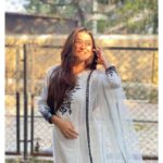 Falaq Naaz Instagram - Be the person your heart wants ❤️ . . . #instagram #whitesuit #falaqnaaz #dailypost #sunkissed