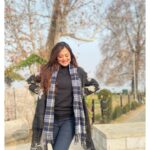 Falaq Naaz Instagram - क़ुर्बतें होते हुए भी फ़ासलों में क़ैद हैं कितनी आज़ादी से हम अपनी हदों में क़ैद हैं . . . #kashmir #picoftheday #sunset #charchinar #dallake #winter #evening Char Chinar (Dal-Lake)