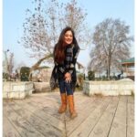 Falaq Naaz Instagram - क़ुर्बतें होते हुए भी फ़ासलों में क़ैद हैं कितनी आज़ादी से हम अपनी हदों में क़ैद हैं . . . #kashmir #picoftheday #sunset #charchinar #dallake #winter #evening Char Chinar (Dal-Lake)