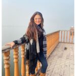 Falaq Naaz Instagram - क़ुर्बतें होते हुए भी फ़ासलों में क़ैद हैं कितनी आज़ादी से हम अपनी हदों में क़ैद हैं . . . #kashmir #picoftheday #sunset #charchinar #dallake #winter #evening Char Chinar (Dal-Lake)