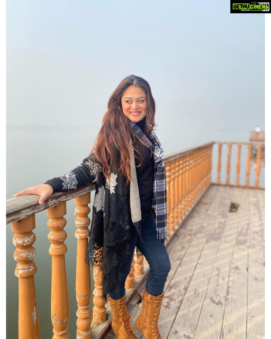 Falaq Naaz Instagram - क़ुर्बतें होते हुए भी फ़ासलों में क़ैद हैं कितनी आज़ादी से हम अपनी हदों में क़ैद हैं . . . #kashmir #picoftheday #sunset #charchinar #dallake #winter #evening Char Chinar (Dal-Lake)
