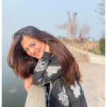 Falaq Naaz Instagram - क़ुर्बतें होते हुए भी फ़ासलों में क़ैद हैं कितनी आज़ादी से हम अपनी हदों में क़ैद हैं . . . #kashmir #picoftheday #sunset #charchinar #dallake #winter #evening Char Chinar (Dal-Lake)