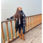 Falaq Naaz Instagram - क़ुर्बतें होते हुए भी फ़ासलों में क़ैद हैं कितनी आज़ादी से हम अपनी हदों में क़ैद हैं . . . #kashmir #picoftheday #sunset #charchinar #dallake #winter #evening Char Chinar (Dal-Lake)