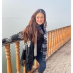 Falaq Naaz Instagram - क़ुर्बतें होते हुए भी फ़ासलों में क़ैद हैं कितनी आज़ादी से हम अपनी हदों में क़ैद हैं . . . #kashmir #picoftheday #sunset #charchinar #dallake #winter #evening Char Chinar (Dal-Lake)