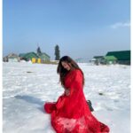 Falaq Naaz Instagram - Ye ishq haiii❤️❤️❤️❤️ . . . Wearing-: @designer_libaas_house . . . #trending #redsaree #falaqnaaz #kashmir #snowfall #photoshoot #collaborationindia #collaboration #gulmarg Gulmarg, Kashmir