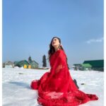 Falaq Naaz Instagram - Ye ishq haiii❤️❤️❤️❤️ . . . Wearing-: @designer_libaas_house . . . #trending #redsaree #falaqnaaz #kashmir #snowfall #photoshoot #collaborationindia #collaboration #gulmarg Gulmarg, Kashmir