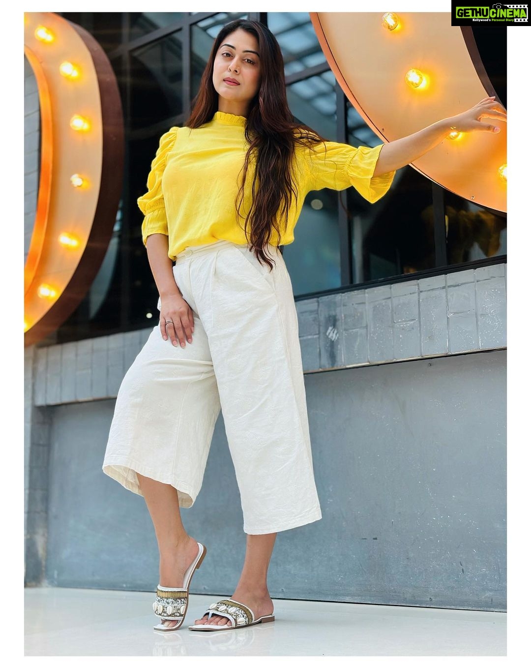 Falaq Naaz Instagram - 💛💛💛 . . . Footwear-: @foreverycindrella . . . #picoftheday #footwear #collaboration #trending #falaqnaazz #yellowday