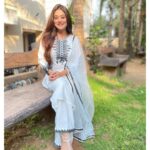 Falaq Naaz Instagram - कहीं पे धूप की चादर बिछा के बैठ गए कहीं पे शाम सिरहाने लगा के बैठ गये✨ . . . 👗-: @zenaz_collection @zenaz__collection Footwear-: @anse.sandals ❤️ . . . #instapost #instacollab #outfits #picoftheday #fashion #actress #styling #blogger #influencer #actress #collaboration #trending #explore #indian #explorepage #falaqnaaz #dailypost #picoftheday #lookoftheday #chikankari #dress #clothing #brand #vocalforlocal #pakistani #cottonlawn #pakistanilawnsuit #goldenhour