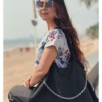 Falaq Naaz Instagram - SKY,SUN & SAND✨ . . . Handbag-: @pink_pretty___world . . . #falaqnaaz #sun #beach #vibes #handbags #collaboration