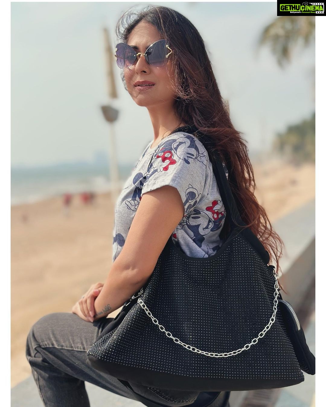 Falaq Naaz Instagram - SKY,SUN & SAND✨ . . . Handbag-: @pink_pretty___world . . . #falaqnaaz #sun #beach #vibes #handbags #collaboration