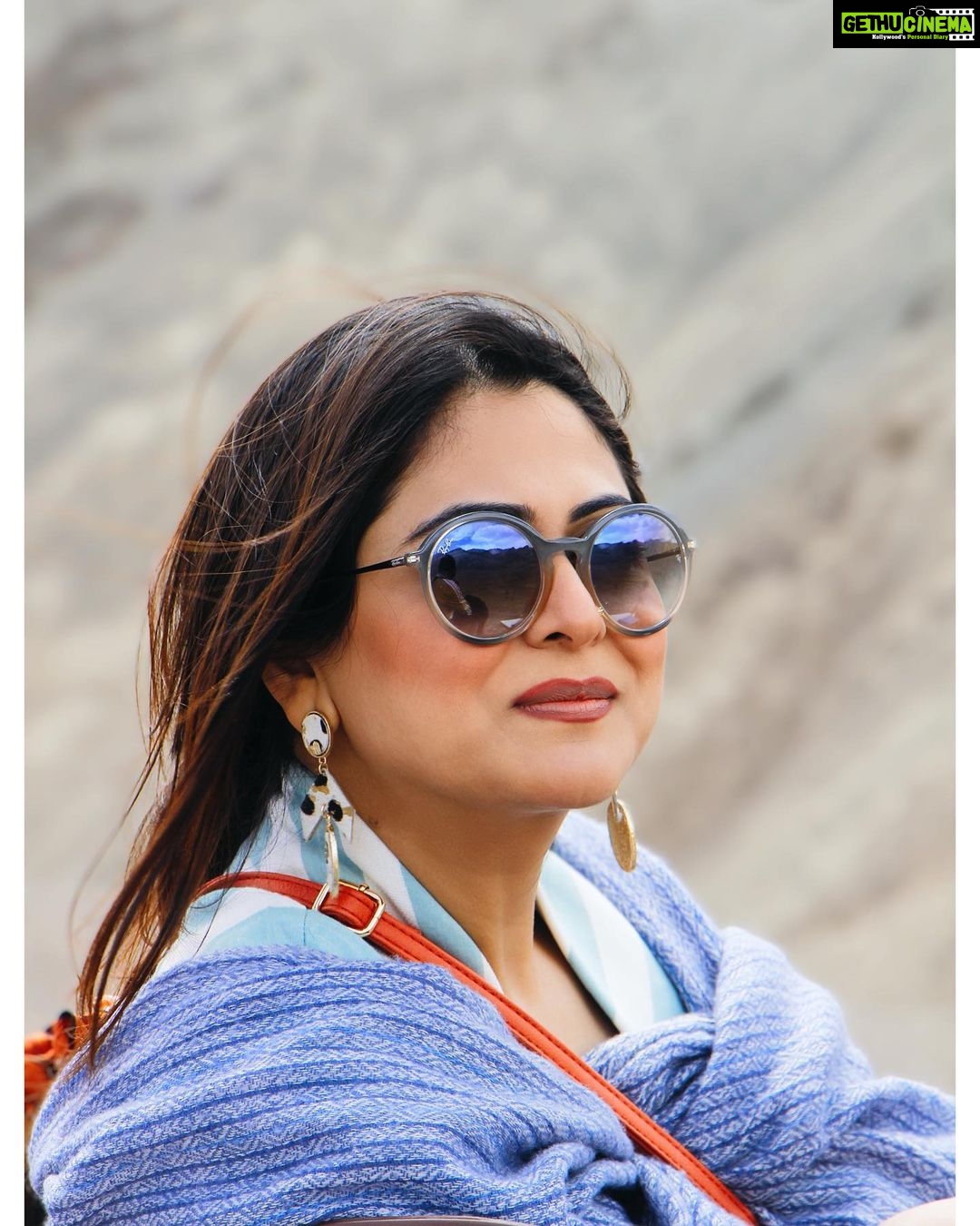 Falaq Naaz Instagram - Mood right now🎵 🔈ON💫 . . . Pc-: @aatuuuuuuuuu #throwbackthursday #ladakh #candidphotography Ladakh, India