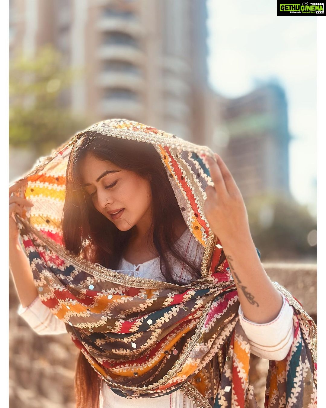 Falaq Naaz Instagram - मंज़िल-ए-इबरत है दुनिया अहल-ए-दुनिया शाद हैं ऐसी दिल-जमई से होती है परेशानी मुझे . . . Dupatta-: @iai_apparel . . . #picoftheday #duppatta #collaboration #falaqnaaz
