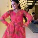 Falaq Naaz Instagram - Dancing on my favourite track 🤪 Ps-: peeche ki awaaze avoid karen please 🤣 . . . #madhuridixit #song #bollywood #dance #falaqnaaz #cholikepeeche #trendingreels #viral #explorepage #90ssongs #madhuridance #hits #dancereels