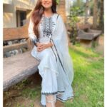 Falaq Naaz Instagram - कहीं पे धूप की चादर बिछा के बैठ गए कहीं पे शाम सिरहाने लगा के बैठ गये✨ . . . 👗-: @zenaz_collection @zenaz__collection Footwear-: @anse.sandals ❤️ . . . #instapost #instacollab #outfits #picoftheday #fashion #actress #styling #blogger #influencer #actress #collaboration #trending #explore #indian #explorepage #falaqnaaz #dailypost #picoftheday #lookoftheday #chikankari #dress #clothing #brand #vocalforlocal #pakistani #cottonlawn #pakistanilawnsuit #goldenhour