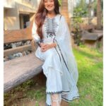 Falaq Naaz Instagram - कहीं पे धूप की चादर बिछा के बैठ गए कहीं पे शाम सिरहाने लगा के बैठ गये✨ . . . 👗-: @zenaz_collection @zenaz__collection Footwear-: @anse.sandals ❤️ . . . #instapost #instacollab #outfits #picoftheday #fashion #actress #styling #blogger #influencer #actress #collaboration #trending #explore #indian #explorepage #falaqnaaz #dailypost #picoftheday #lookoftheday #chikankari #dress #clothing #brand #vocalforlocal #pakistani #cottonlawn #pakistanilawnsuit #goldenhour