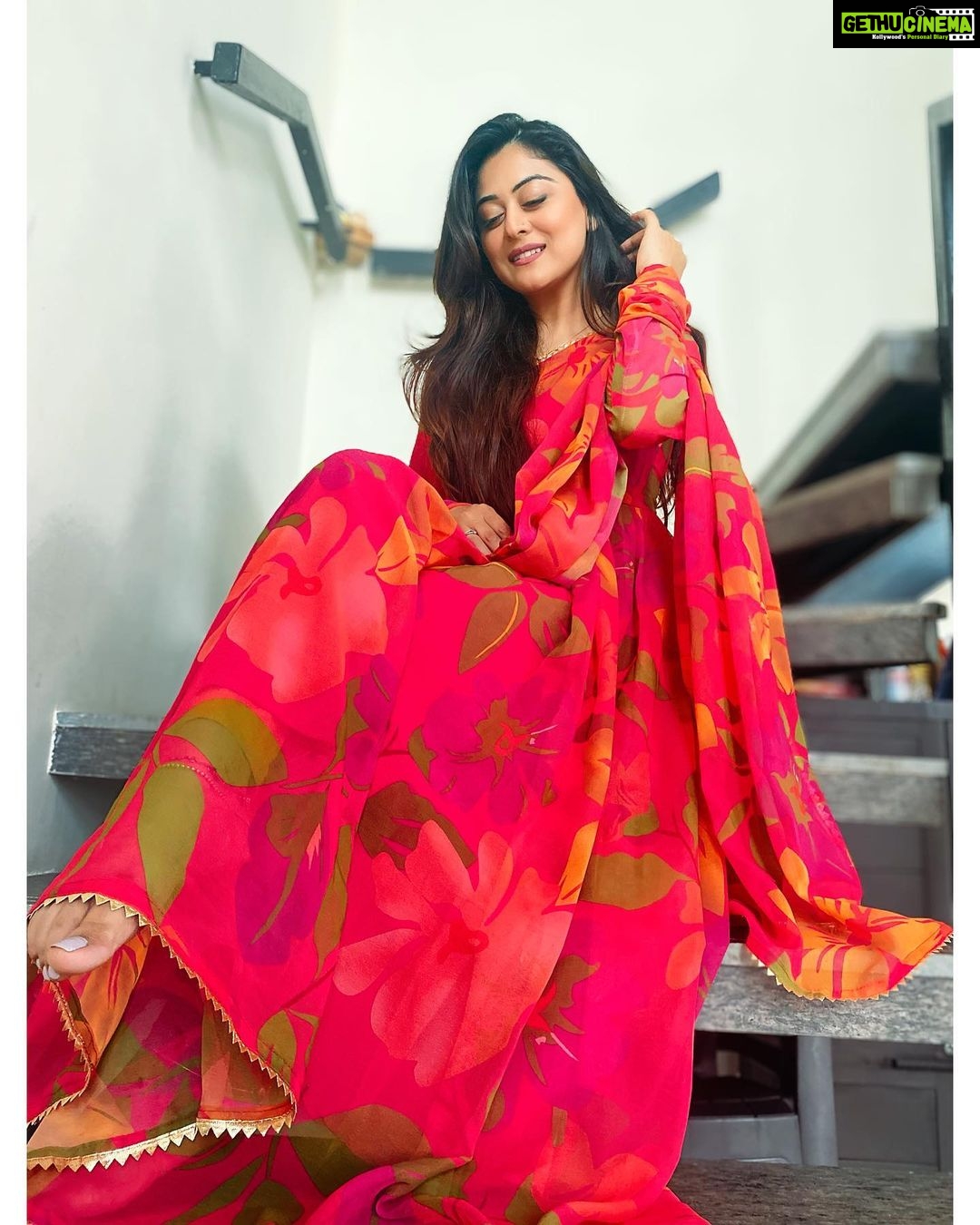 Falaq Naaz Instagram - नीचे इश्क़ है ऊपर रब है इन दोनो के बीच में सब हैं। 💖💖💖💖💖💖 . . . Wearing-: @byutify.in Managed by-: @sugandhevents . . . #blogger #influencer #actress #collaboration #trending #explore #indian #explorepage #falaqnaaz #dailypost #picoftheday #lookoftheday #dress #clothing #brand