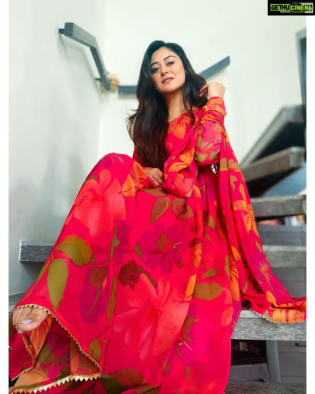 Falaq Naaz Instagram - नीचे इश्क़ है ऊपर रब है इन दोनो के बीच में सब हैं। 💖💖💖💖💖💖 . . . Wearing-: @byutify.in Managed by-: @sugandhevents . . . #blogger #influencer #actress #collaboration #trending #explore #indian #explorepage #falaqnaaz #dailypost #picoftheday #lookoftheday #dress #clothing #brand