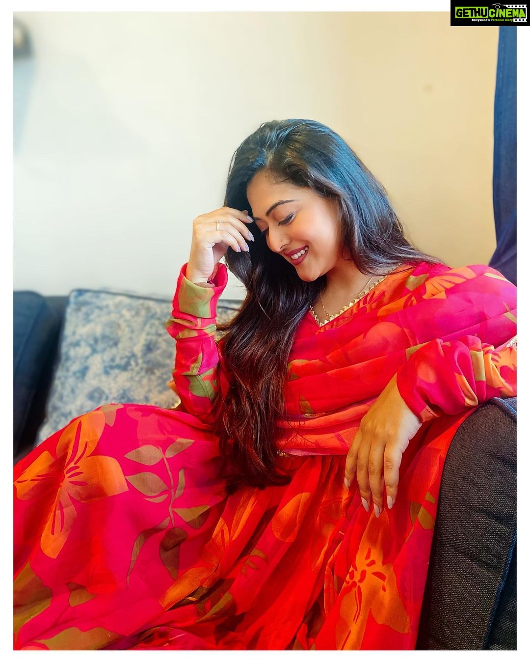 Falaq Naaz Instagram - नीचे इश्क़ है ऊपर रब है इन दोनो के बीच में सब हैं। 💖💖💖💖💖💖 . . . Wearing-: @byutify.in Managed by-: @sugandhevents . . . #blogger #influencer #actress #collaboration #trending #explore #indian #explorepage #falaqnaaz #dailypost #picoftheday #lookoftheday #dress #clothing #brand