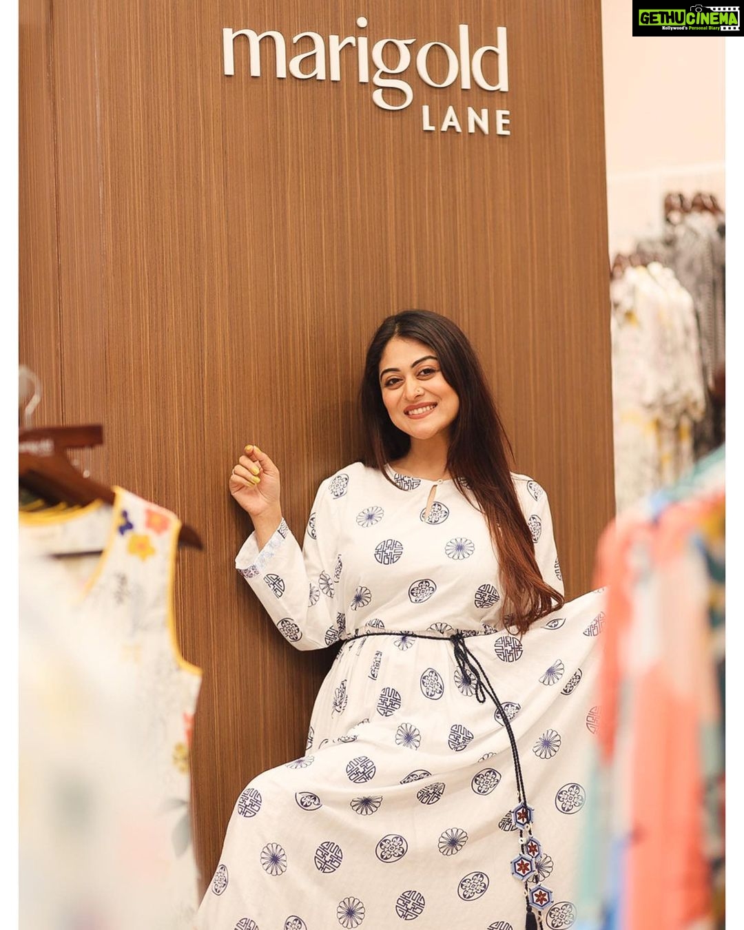 Falaq Naaz Instagram - Visited @nexus_seawoods mall for the very first time to experience some fun and shopping and totally got awestruck with this huge mall having almost every brand available which I was looking for. Picked some classy "Flair and Flow" Kurta Set from @marigoldlaneindia loving the contemporary yet chic style looks. Also, i need some extra pamper so can't miss shopping from my favourite @thebodyshopindia for my radiant skin and shiny hair products. It’s one of the kind experience with @Nexusmalls, Seawoods Stay tuned to know my overall experience coming soon in reel. #AbHarDinKuchNaya @nexus_seawoods @nexusmalls #AbHarDinKuchNaya #NewForYou #stylehashtags #shopping #funfoodentertainment #nexusmall Nexus Seawoods