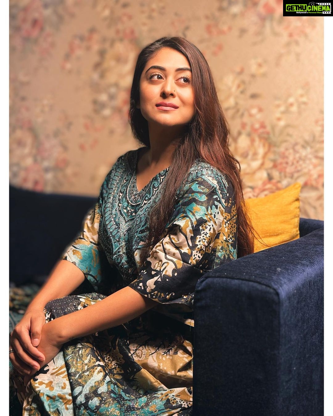 Falaq Naaz Instagram - Light amidst chaos 💫 . . . Kaftan-: @es_fabric_collection . . . #instapost #instacollab #outfits #picoftheday #fashion #actress #styling #blogger #influencer #actress #collaboration #trending #explore #indian #explorepage #falaqnaaz #dailypost #picoftheday #lookoftheday #kaftan #dress #clothing #brand