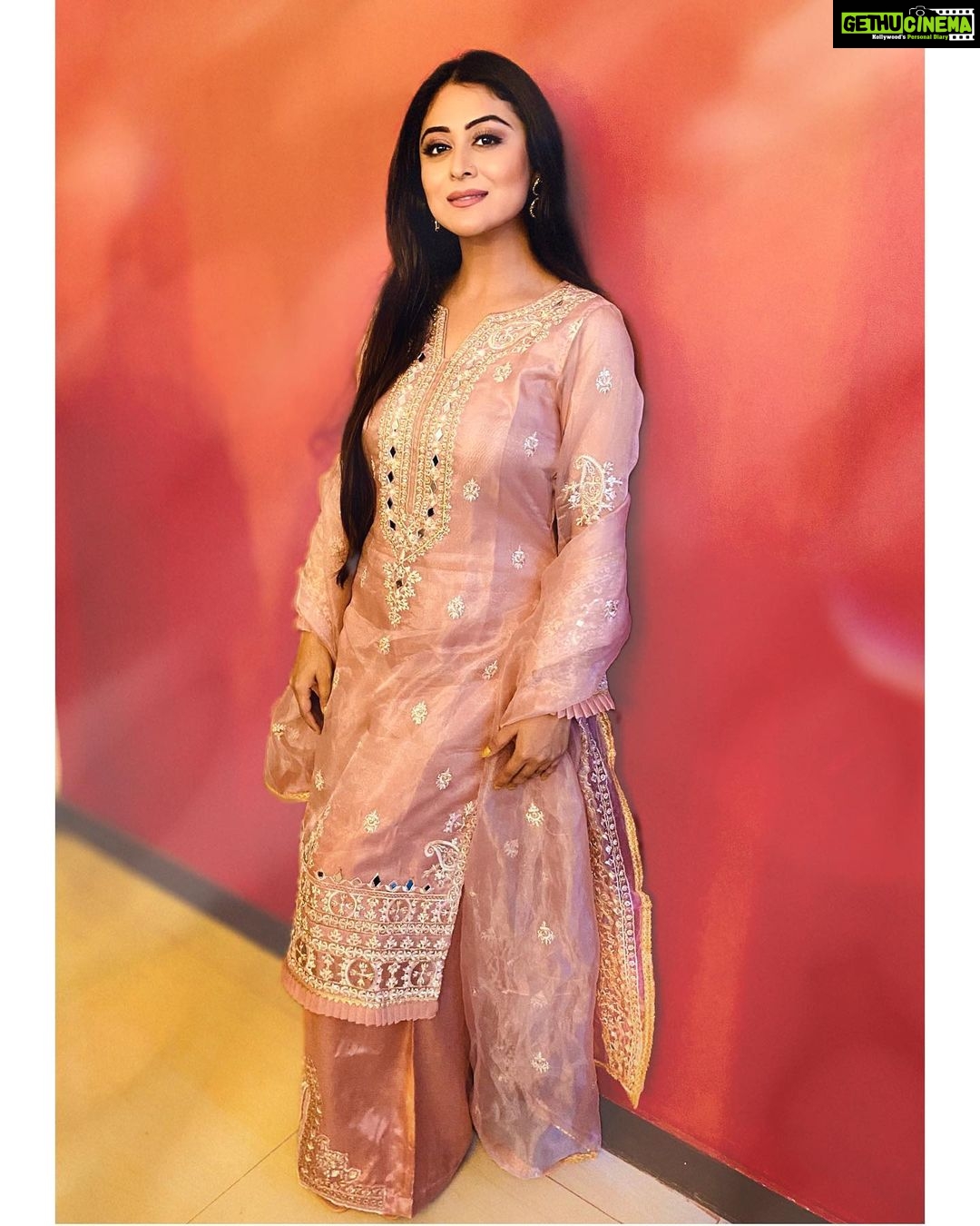 Falaq Naaz Instagram - Glow baby ✨✨ . . . . . . Wearing-: @asmicollections . . . #organza #suit #instapost #instacollab #outfits #picoftheday #fashion #actress #styling #blogger #influencer #actress #collaboration #trending #explore #indian #explorepage #falaqnaaz #dailypost #picoftheday #lookoftheday #dress #clothing #brand #vocalforlocal #pakistani #pakistanilawnsuit