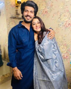 Falaq Naaz Instagram - Always with him standing tall and strong no matter what! 
Beshak Allah sabki niyat se waqif hai 🤲🏻
Sabr🤲🏻❤️