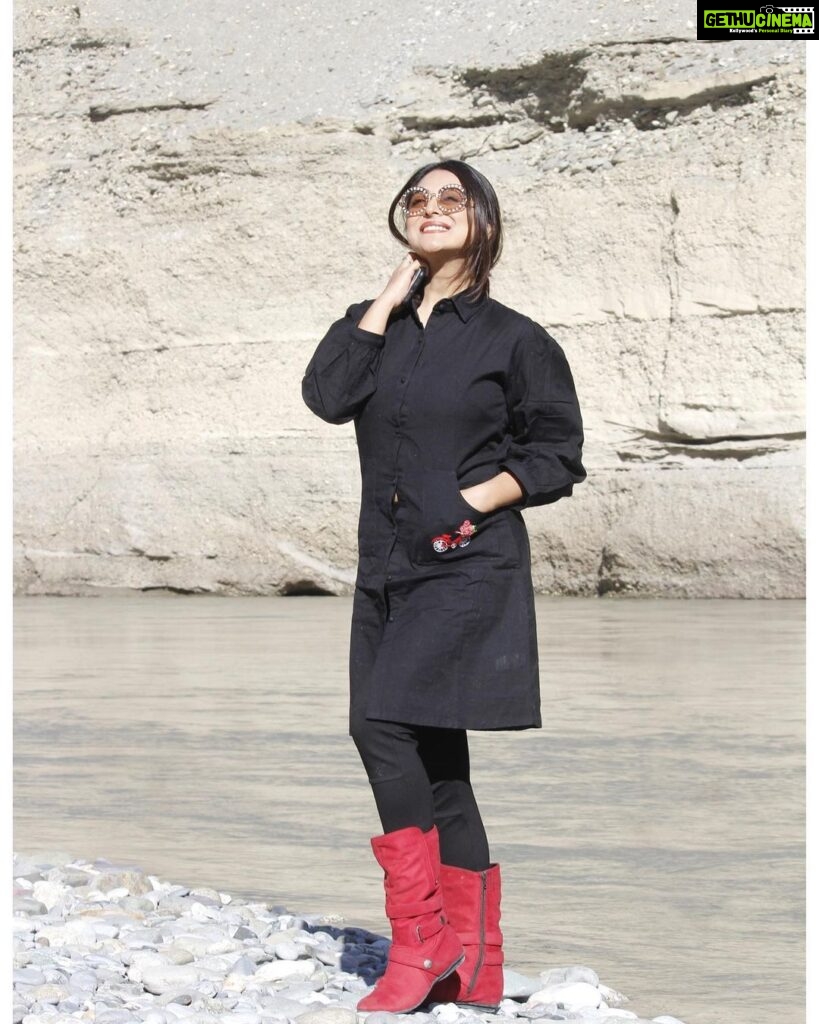 Falaq Naaz Instagram - 💫 . . . 👗-: @deebaco_official Pc-: @aatuuuuuuuuu . . . #post #outfits #ladakh #blackoutfit #collaboration Chilling Point, Ladakh