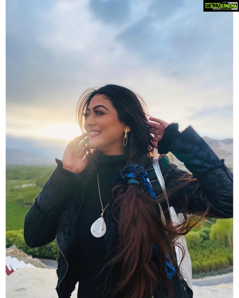 Falaq Naaz Instagram - kashtiyan sab ki kinare pe pahunch jaatī haiñ nāḳhuda jin kā nahīñ un kā khuda hotā hai ❤️ Ladakh, India