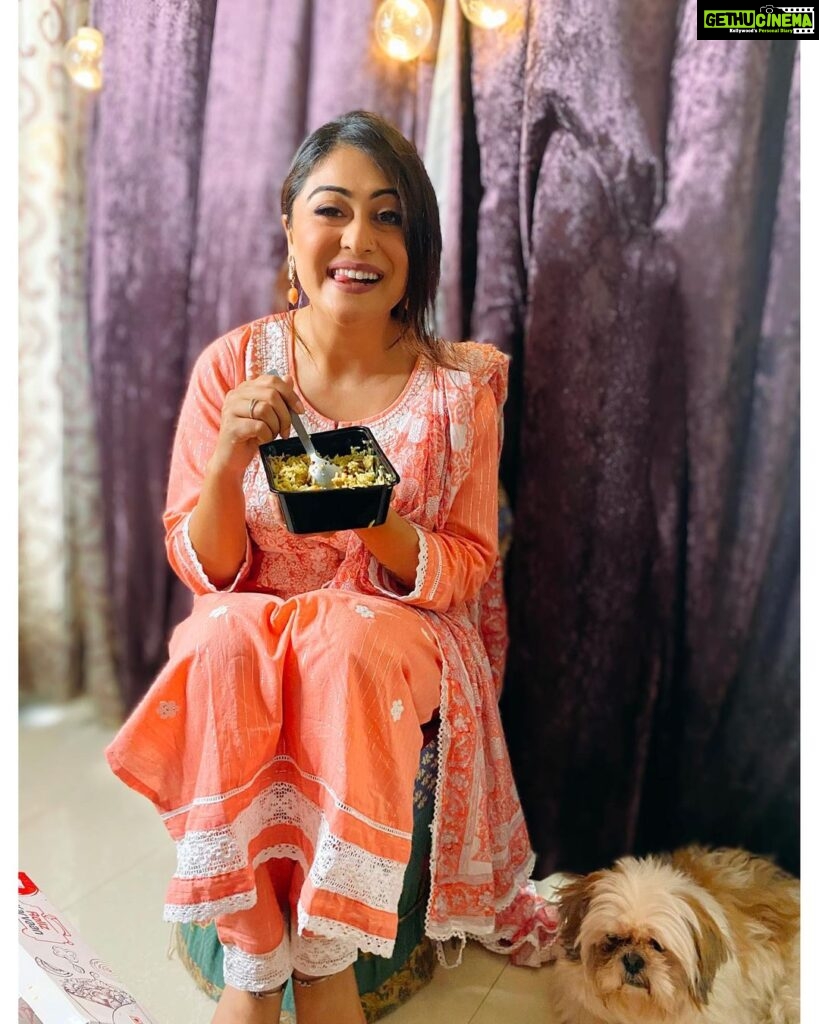Falaq Naaz Instagram - Happiness is food😍🤤 . . . Outfit-: @designer_libaas_house . . . #instapost #instacollab #outfits #picoftheday #fashion #actress #styling #blogger #influencer #actress #collaboration #trending #explore #indian #explorepage #falaqnaaz #dailypost #picoftheday #lookoftheday #dress #clothing #brand #vocalforlocal #pakistani #cottonlawn #pakistanilawnsuit