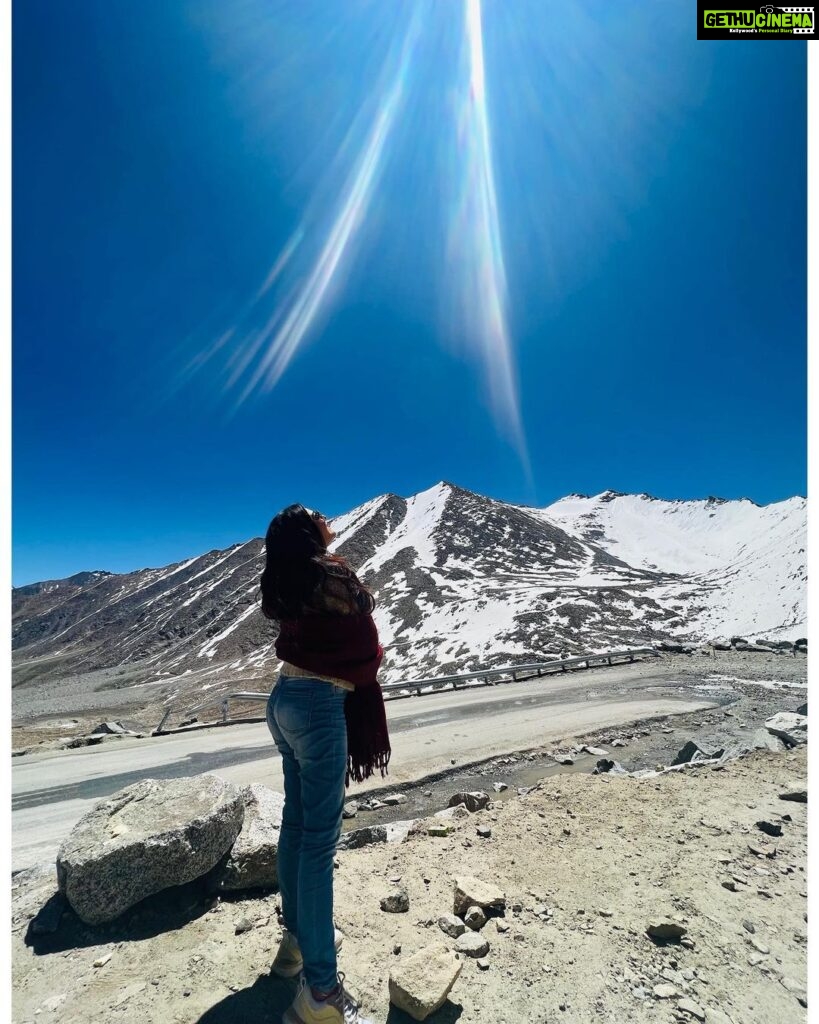 Falaq Naaz Instagram - Phir se ud chala❣️ #ladakh #nofilter Khardung La, Leh