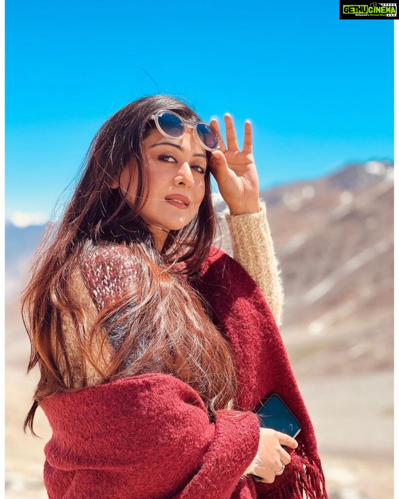 Falaq Naaz Instagram - Happiness is mountains ✨ . . . #ladakh 💙 Khardung La, Leh