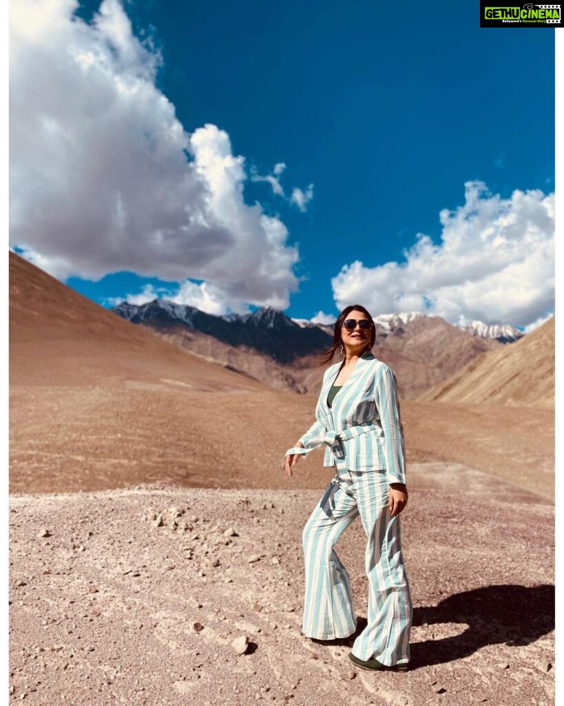 Falaq Naaz Instagram - Top of the world ❤️🪬🦋 . . . Outfit & accessories -: @deebaco_official x @silverbell.networks . . . #ladakh #falaqnaaz #trip #kargil #actor Kargil War Memorial, Kargil.