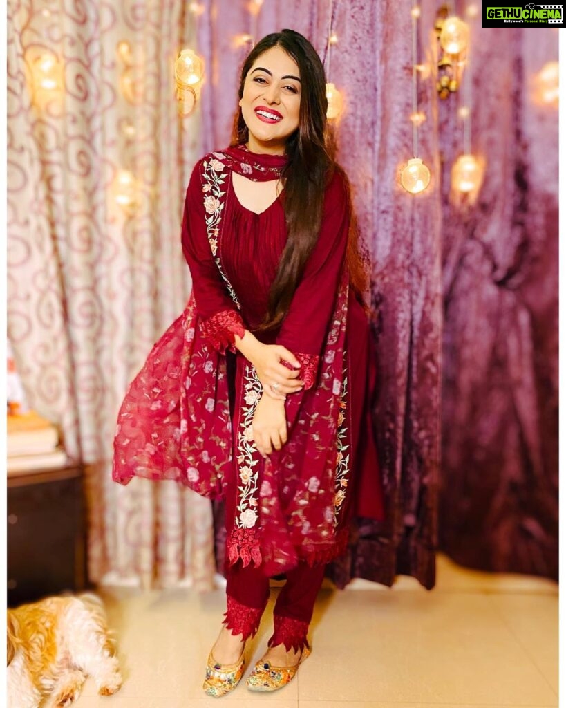 Falaq Naaz Instagram - Happiness ❤️🧿🪬 . . . Outfit-: @designer_libaas_house . . . #instapost #instacollab #outfits #picoftheday #fashion #actress #styling #blogger #influencer #actress #collaboration #trending #explore #indian #explorepage #falaqnaaz #dailypost #picoftheday #lookoftheday #dress #clothing #brand #vocalforlocal #pakistani #cottonlawn #pakistanilawnsuit