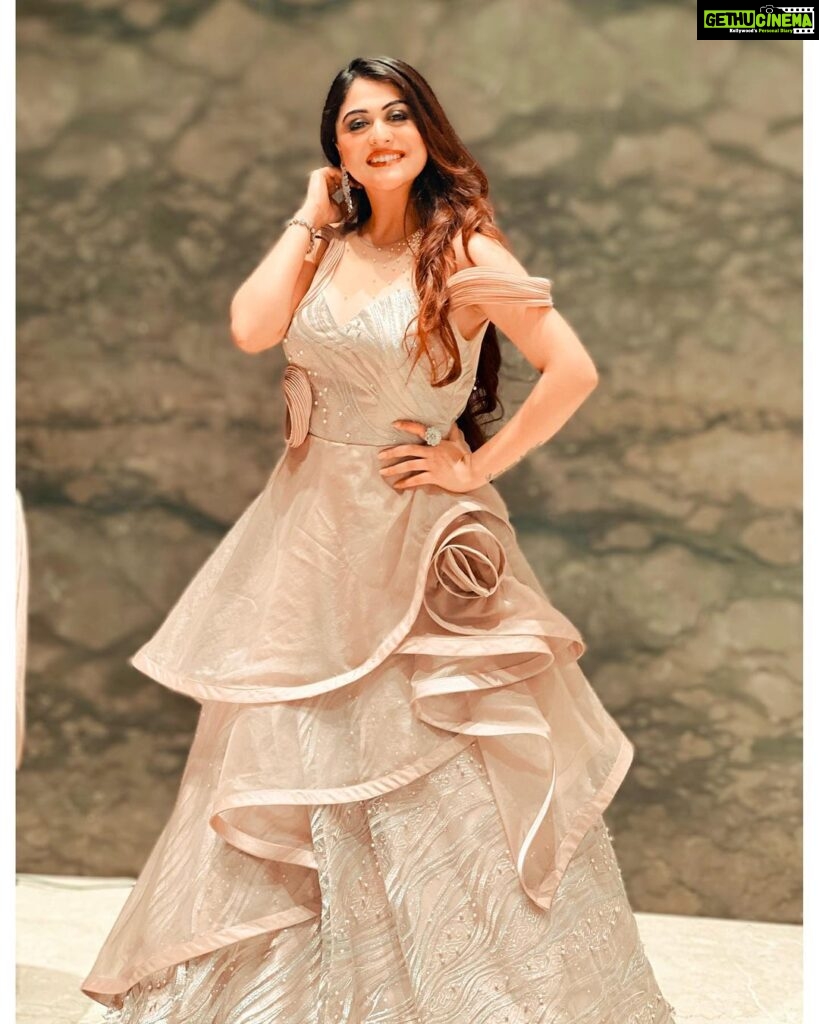 Falaq Naaz Instagram - . . Outfit-: @charmisdesign Accessories-: @the_jewel_gallery . . . #eventnight #allaboutlastnight #outfits #accessories #actor #gowns #look #falaqnaaz #foryou