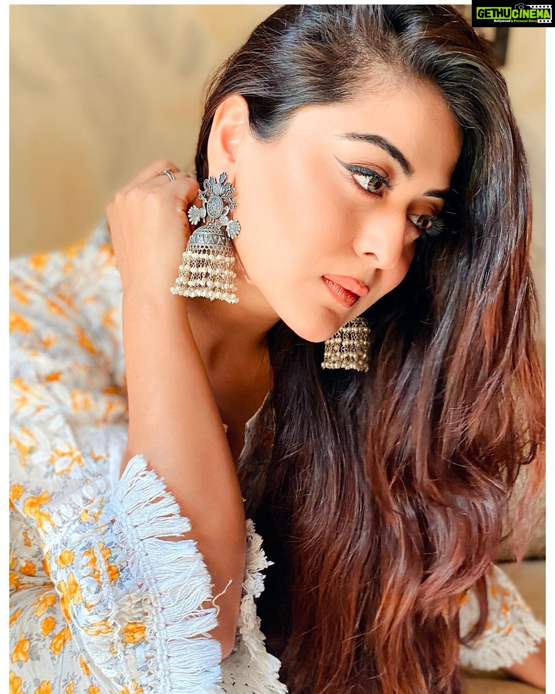 Falaq Naaz Instagram - 🧚♀️✨❤️🧿💕❤️ I love this song❤️✨ . . . #instagram #instagood #falaqnaaz #newpost #jhumkas