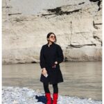 Falaq Naaz Instagram - 💫 . . . 👗-: @deebaco_official Pc-: @aatuuuuuuuuu . . . #post #outfits #ladakh #blackoutfit #collaboration Chilling Point, Ladakh