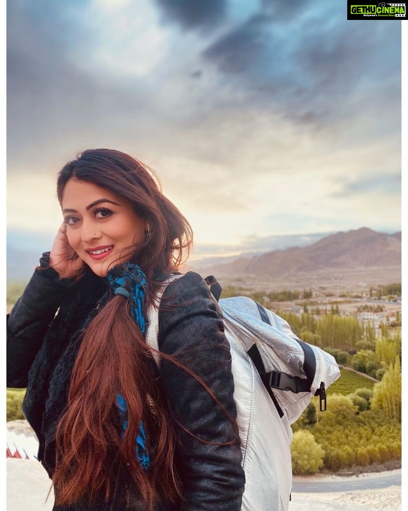 Falaq Naaz Instagram - kashtiyan sab ki kinare pe pahunch jaatī haiñ nāḳhuda jin kā nahīñ un kā khuda hotā hai ❤️ Ladakh, India