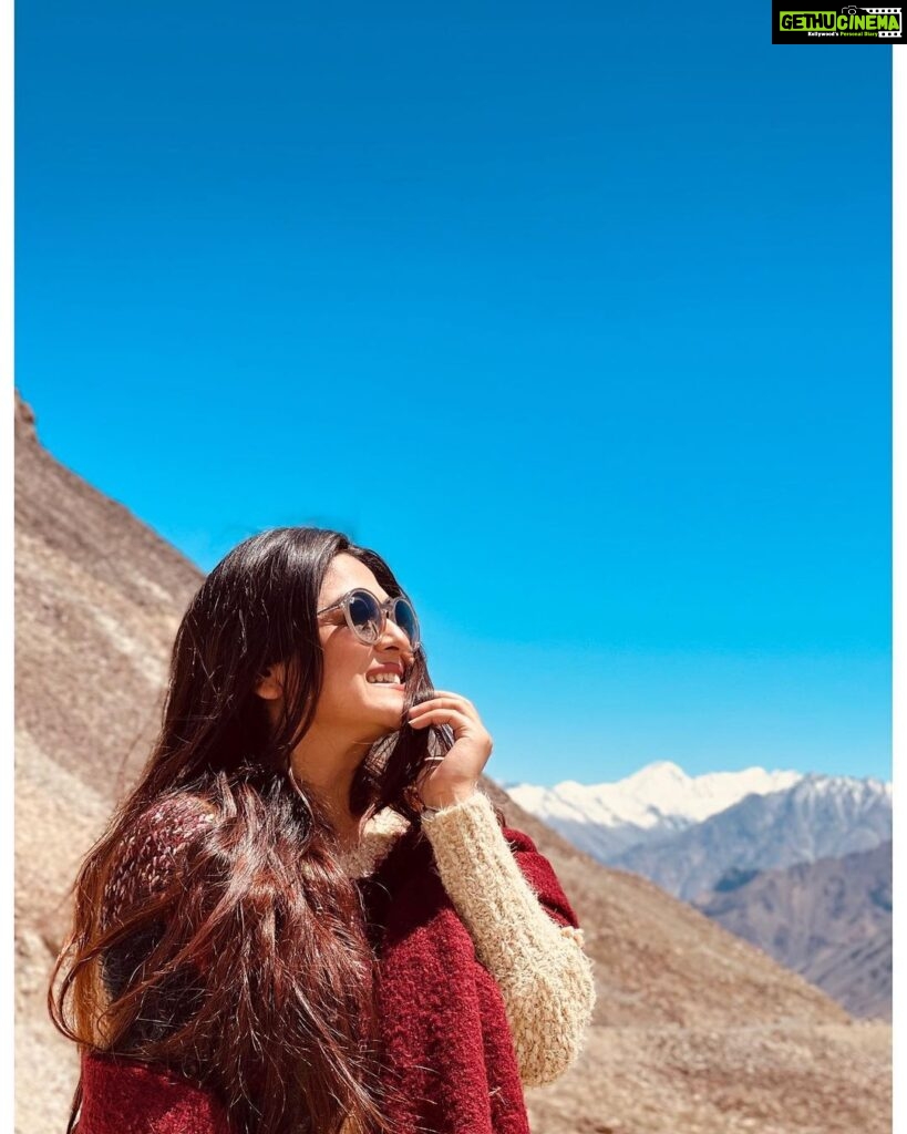 Falaq Naaz Instagram - Happiness is mountains ✨ . . . #ladakh 💙 Khardung La, Leh