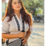 Falaq Naaz Instagram - Rise above the storm and you will find the sunshine 💛🖤🤍 . . . 👜-: @pink_pretty___world . . . #falaqnaaz #collaboration #slingbag #picoftheday #ootd #instagram #instagood #handbag