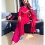 Falaq Naaz Instagram - 🌹💫❤️💕 . . . Outfit-: @pehnavathefashionstudio Mojri -: @foreverycindrella . . . #post #picoftheday #outfits #footwear #mojri #falaqnaazz #styling #collaboration #eidcollection #festivewear