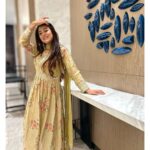 Falaq Naaz Instagram - 💫💫💫 . . wearing-: @charmisdesign Location-: @fairfieldbymarriottmumbai . . . #fitreiftar #ramadanspecial #falaqnaazz #ootd #anarkali #suit #golden #styling Fairfield by Marriott, Mumbai International Airport