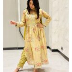 Falaq Naaz Instagram - 💫💫💫 . . wearing-: @charmisdesign Location-: @fairfieldbymarriottmumbai . . . #fitreiftar #ramadanspecial #falaqnaazz #ootd #anarkali #suit #golden #styling Fairfield by Marriott, Mumbai International Airport