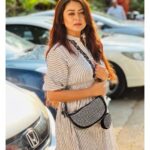 Falaq Naaz Instagram - Rise above the storm and you will find the sunshine 💛🖤🤍 . . . 👜-: @pink_pretty___world . . . #falaqnaaz #collaboration #slingbag #picoftheday #ootd #instagram #instagood #handbag