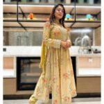 Falaq Naaz Instagram - 💫💫💫 . . wearing-: @charmisdesign Location-: @fairfieldbymarriottmumbai . . . #fitreiftar #ramadanspecial #falaqnaazz #ootd #anarkali #suit #golden #styling Fairfield by Marriott, Mumbai International Airport