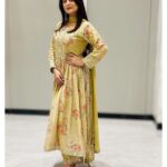 Falaq Naaz Instagram - 💫💫💫 . . wearing-: @charmisdesign Location-: @fairfieldbymarriottmumbai . . . #fitreiftar #ramadanspecial #falaqnaazz #ootd #anarkali #suit #golden #styling Fairfield by Marriott, Mumbai International Airport