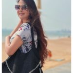 Falaq Naaz Instagram - SKY,SUN & SAND✨ . . . Handbag-: @pink_pretty___world . . . #falaqnaaz #sun #beach #vibes #handbags #collaboration